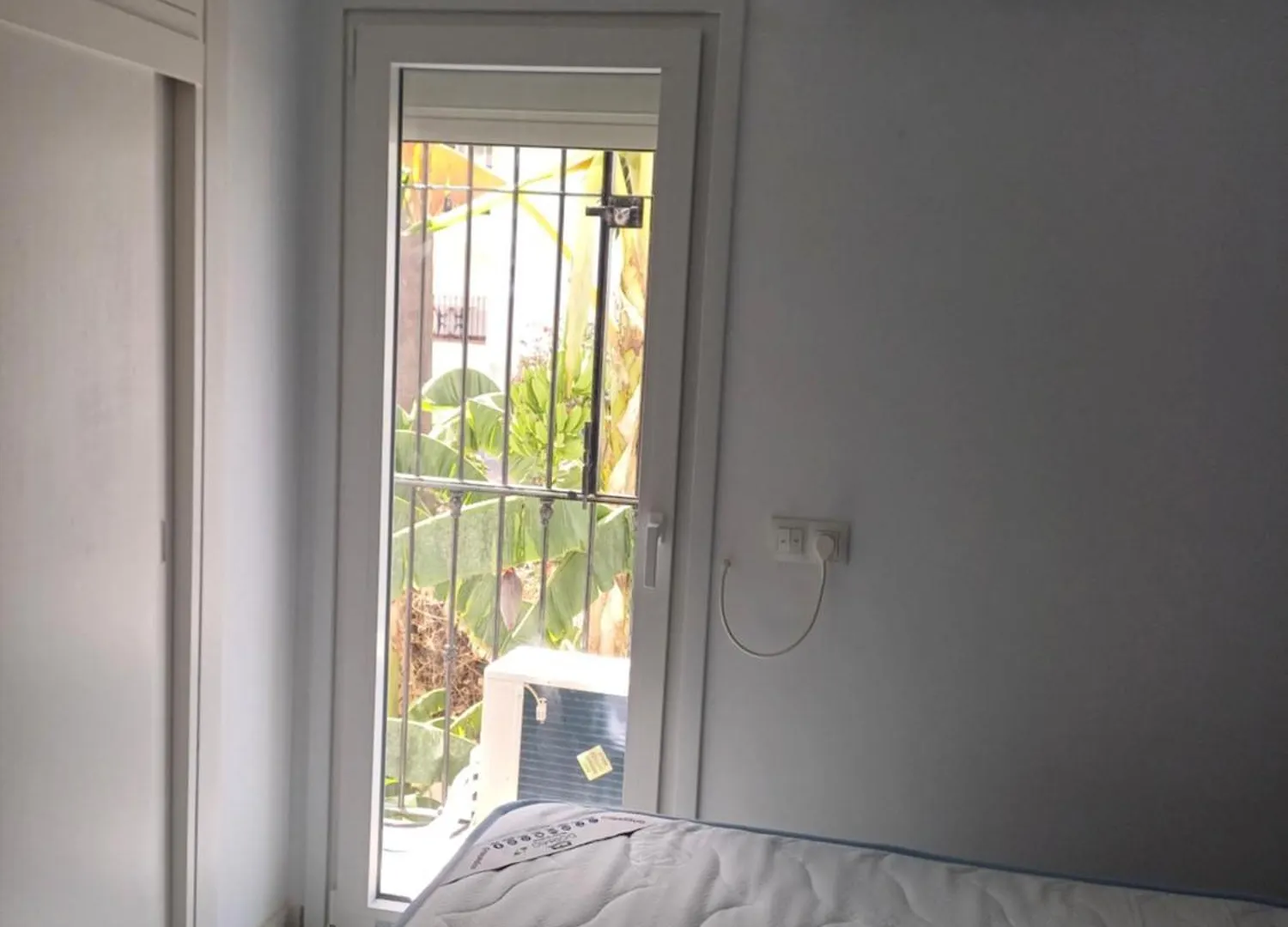 Beautiful Beachfront Newly Renovated 2 Bedroom Apartment With Swimming Pool And Garden San Luis de Sabinillas Španělsko